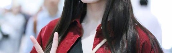 每日星范｜迪丽热巴 这个季节就该穿长外套露美腿