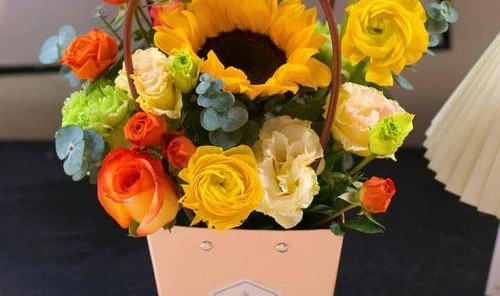 多一点节日气氛，自由花卉组合插花DIY