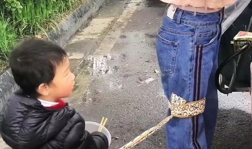 就这么怕衣服丢了？怎么“绑”这么紧！