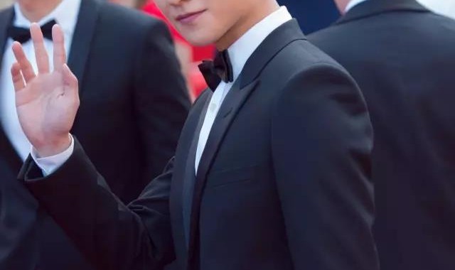 杨洋的戛纳红毯首秀走出干部视察范，在戛纳只待48小时竟带了13副墨镜！