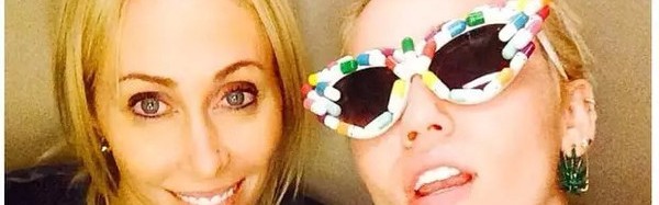 有谁不想成为整个屋子的焦点？其实，一副夸张墨镜就能做到