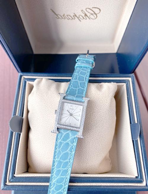 用一个字母来捕捉时光,爱马仕Heure H精钢或玫瑰金镶钻腕表