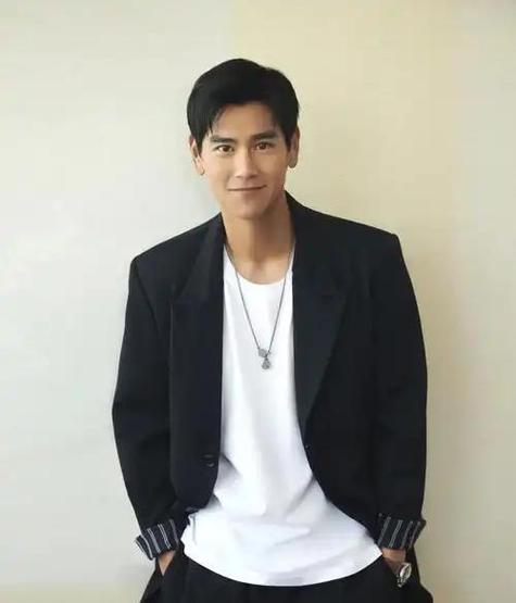 跟着男神李健、彭于晏、吴秀波......来选表