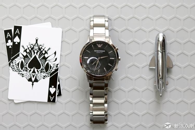 Emporio Armani首推Hybrid Smartwatch智能复合腕表系列