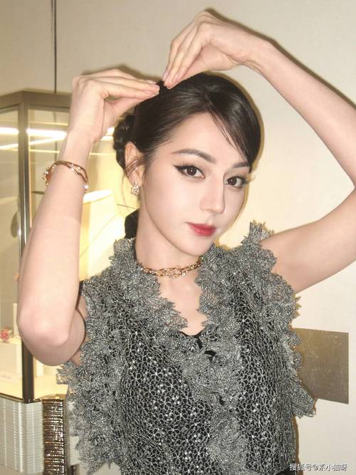 迪丽热巴双唇水嘟嘟,也太撩人了吧!点击查看柔软唇攻略!