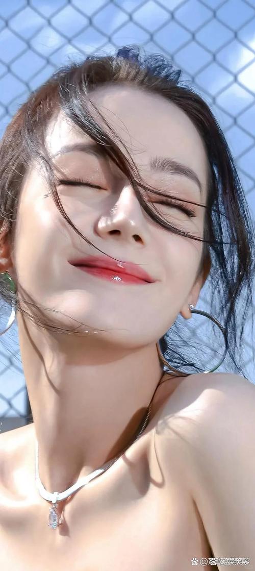 迪丽热巴双唇水嘟嘟,也太撩人了吧!点击查看柔软唇攻略!