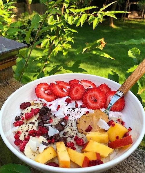 秋膘易贴不易减！刘雯手里这杯绿色果汁我干了你随意