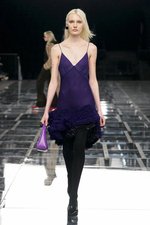 几个世纪后,Givenchy为“公爵夫人”穿上了丹宁裤