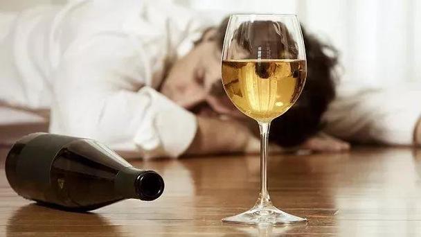 误喝断片儿酒?在你脱裤子被撂倒前来点这些解解酒