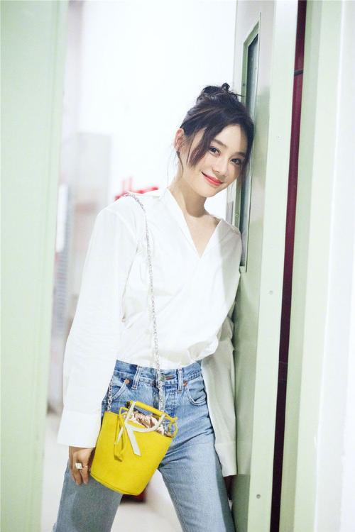 袁姗姗的“烟盒”有点酷!【当红新手袋】