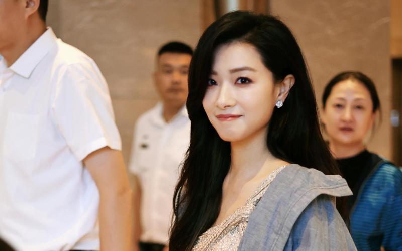 看了万茜，再也不觉得长雀斑难看了！