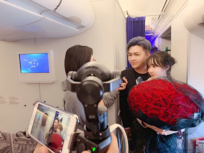 深航助力小伙高空求婚,10克拉蒂爵鸽子蛋钻戒求婚