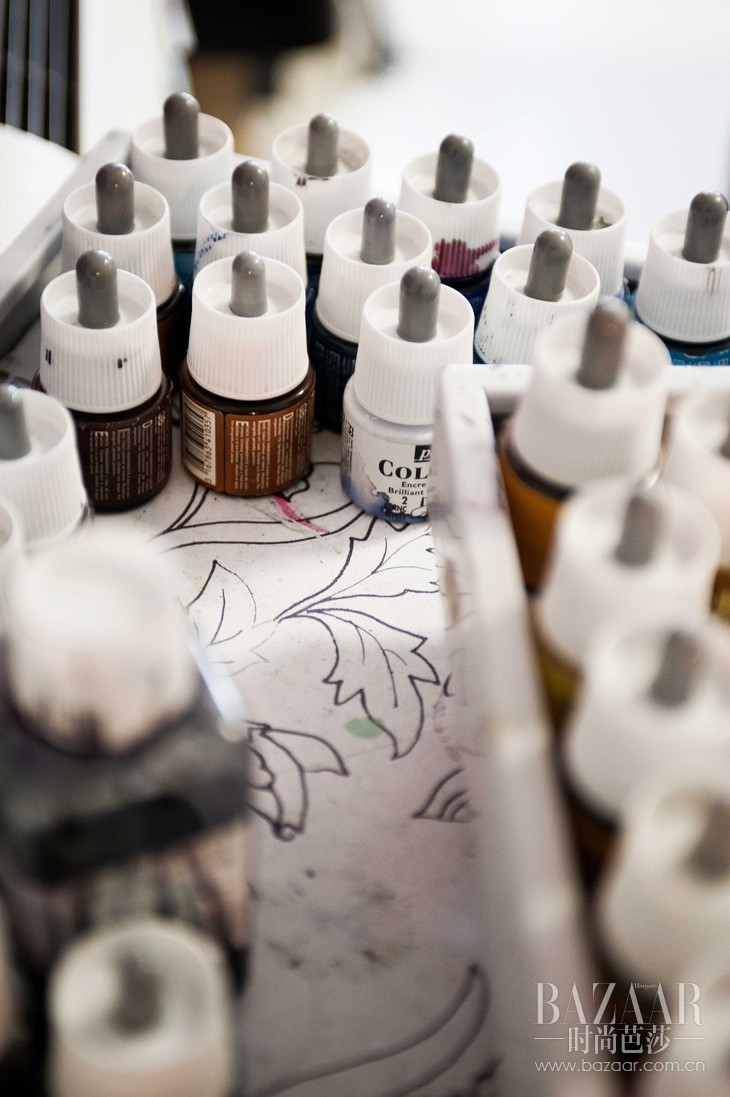 3. Leonard Paris色彩库中独家储存着成千上万种色彩,每种颜色都有着独特的名字;色彩库也有着神秘的储存规则,世代相传。-2