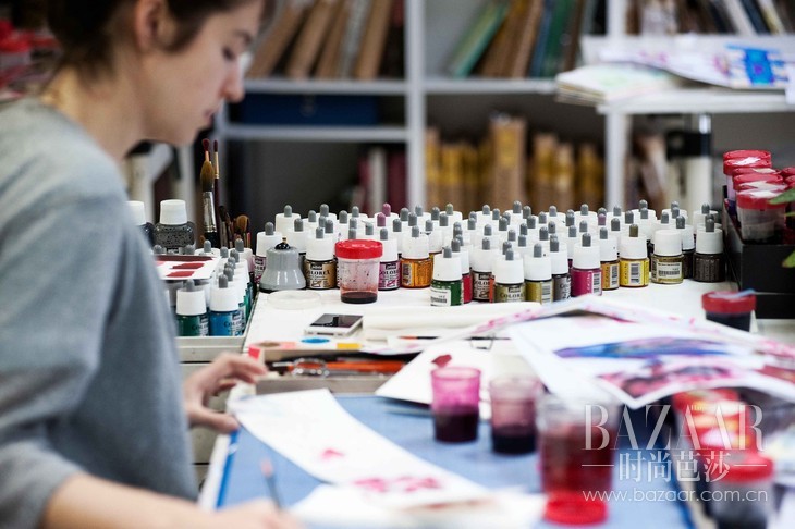 4. 每一款设计需使用多达30种不同颜色的网版才能还原花朵原貌。