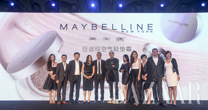 美宝莲纽约品牌管理层和代言人吴亦凡先生共同庆祝产品上市