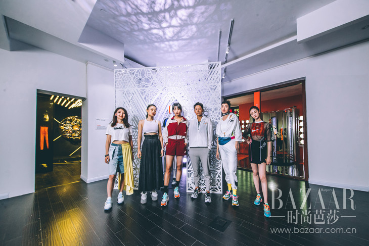 来自各个领域的新生代女性亲临活动(从左到右):StudioNOWHERE联合创始人Angie,艺术家Juno Shen,足球运动员王思锦,足球运动员李冬娜,演员王紫璇,歌手演员周洁琼