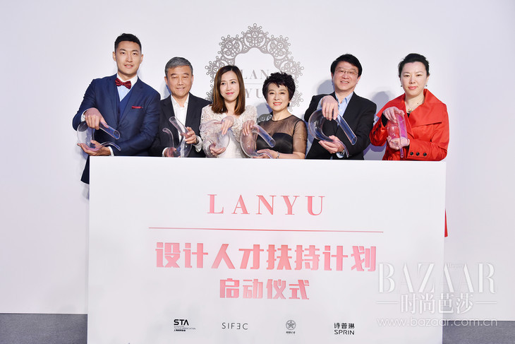 从左至右依次为深圳诗普琳珠宝有限公司企业代表臧岳,上海纺织协会会长席时平,时尚集团时尚星秀副总经理兼主编方瑜,LANYU品牌高级礼服系列CEO王琳,上海纺织协会秘书长刘寅