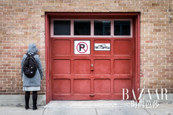 adaymag-photographer-snaps-lovable-images-of-his-camera-shy-girlfriend-06