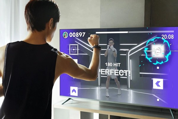 站在屏幕前的人描述已自动生成