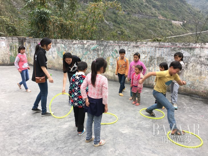 小朋友们在修建一新的操场上快乐地游戏