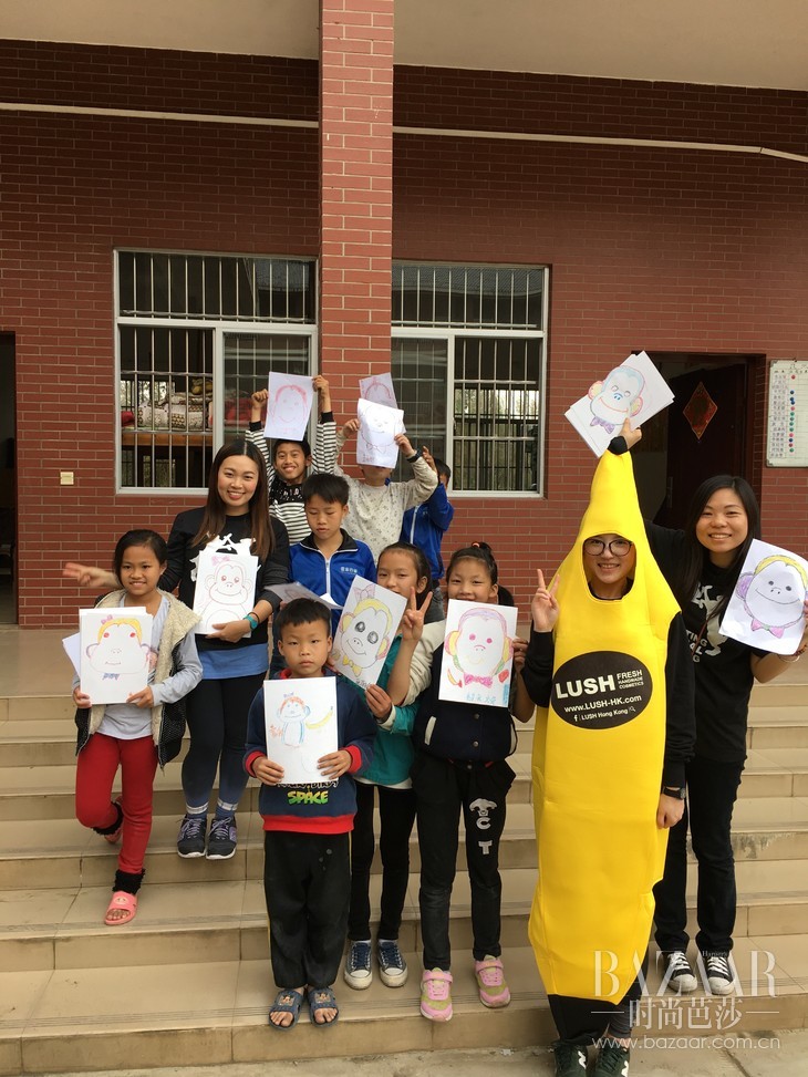 大化云彩关爱中心的小朋友们自豪地展示自己的绘画作品