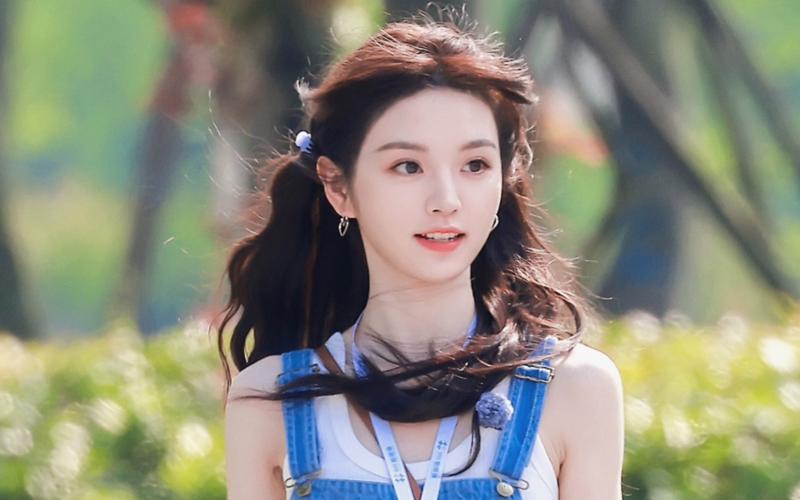 如此可爱的田曦薇,囧囧有神的眼睛更惹人爱!