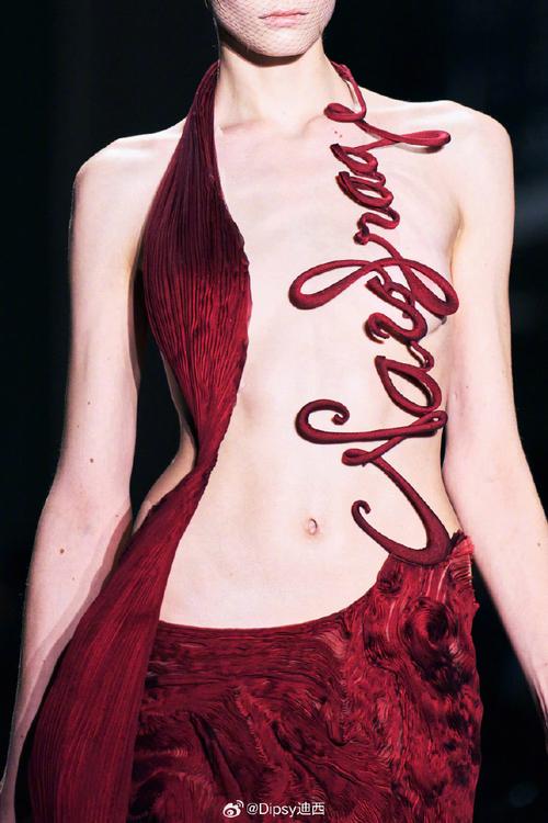 Raf Simons要接手Miu Miu?Jean Paul Gaultier迎来最后一场高定大秀!