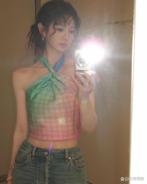 今年没准备新衣服,穿10年前的照样时髦