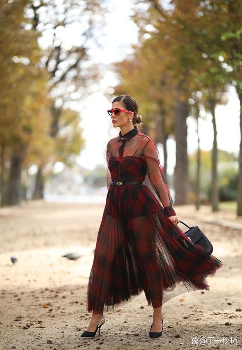 今年没准备新衣服,穿10年前的照样时髦