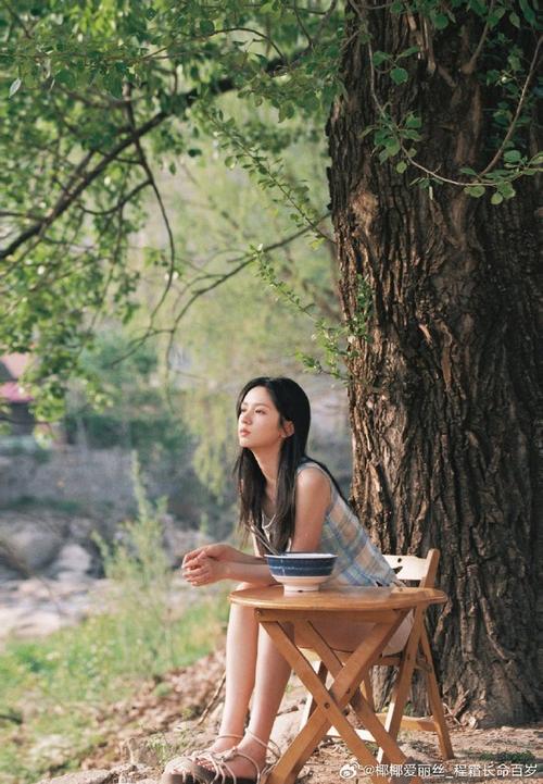 镜头内外，周也的浪漫与果敢