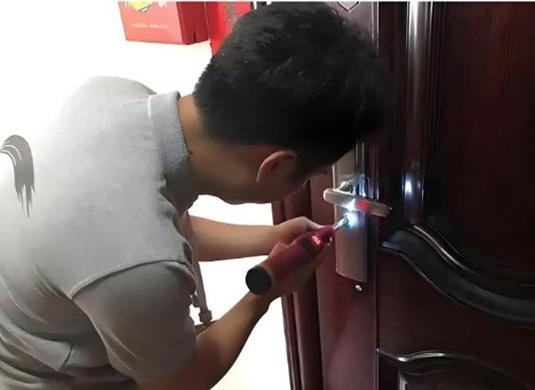 58开锁师傅,磁性门锁打不开需要先用备用钥匙开锁