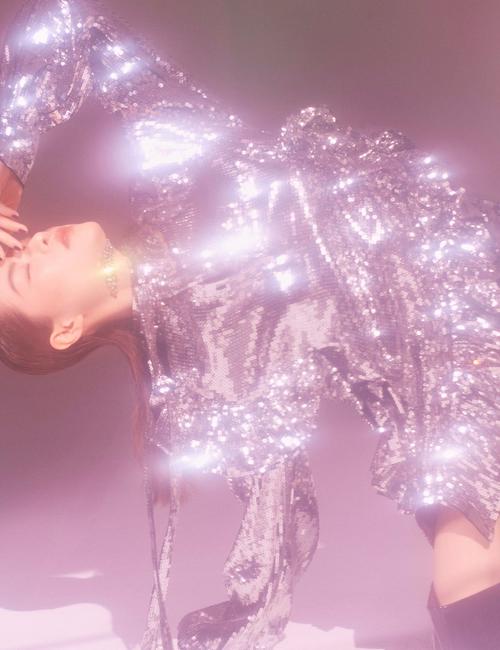 姑娘，你脸上的光闪到我了！