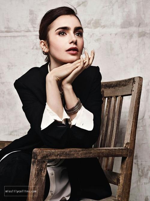 Lily Colins新剧造型引热议，原来穿着和妆容还可以这样搭！