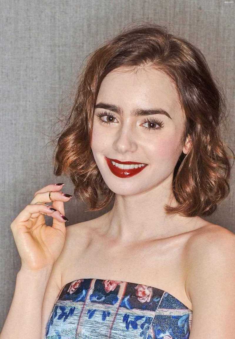 Lily Colins新剧造型引热议，原来穿着和妆容还可以这样搭！