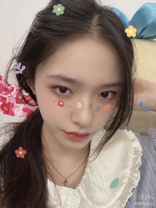 想跟林允一起自拍逛街追综艺...她好像我闺蜜