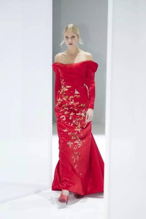 苏绣遇上婚纱，听说穿上它的人都嫁给了爱情！