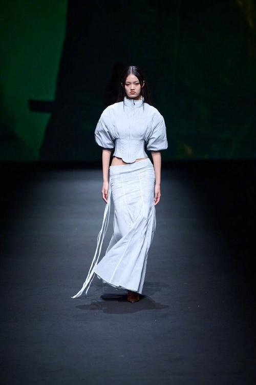 时尚芭莎90秒|在上海时装周,发现中国设计师的时尚新视角