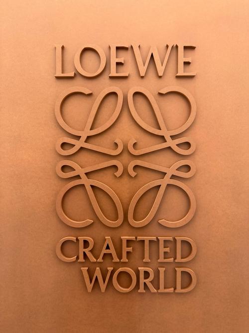 LOEWE最新艺术大展：1+1=0？
