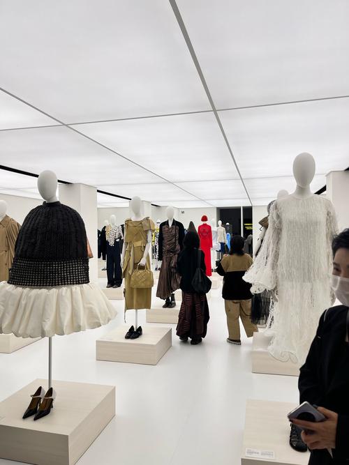 LOEWE最新艺术大展：1+1=0？