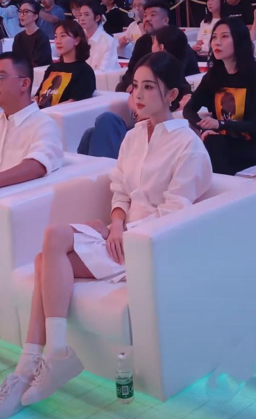 35℃的大热天，娜扎穿针织，刘雯蹬袜靴！？