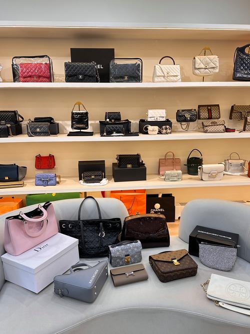 箱包陈列,合理商品陈列可起到宣示商品、提升品牌形象等作用