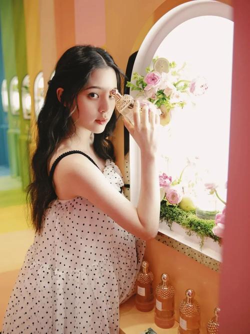 欧阳娜娜带我逛花园黄景瑜送香水,芭姐的生活全公开!