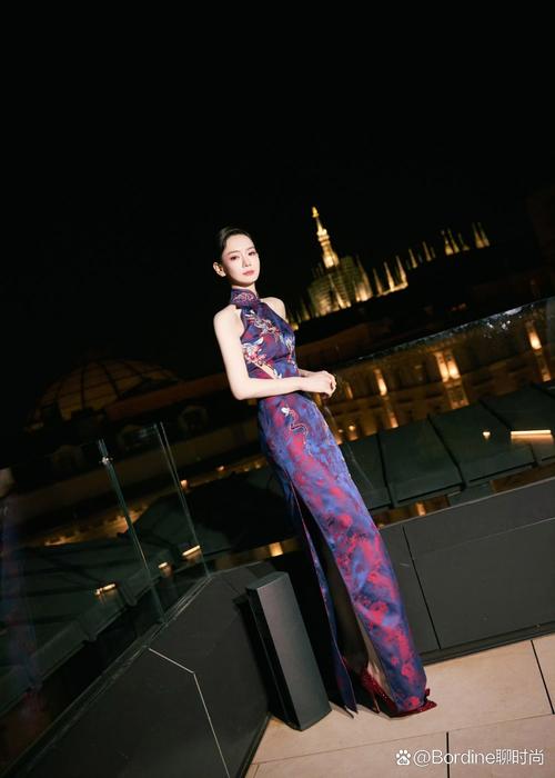 戚薇三套旗袍撩人心扉,搭配妆容更是“可”到不行!