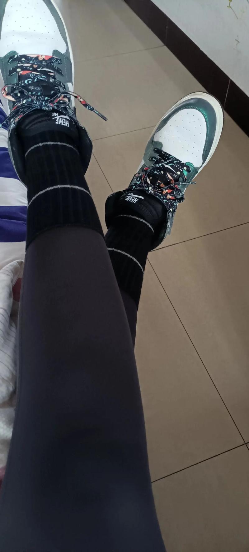 秋裤扎在袜子里？不，现在流行把裤子扎在靴子里