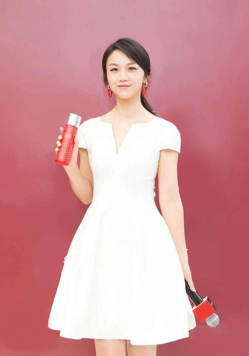 汤唯的小白裙完全穿在审美上,杨幂用皮裙散发该死的魅力!