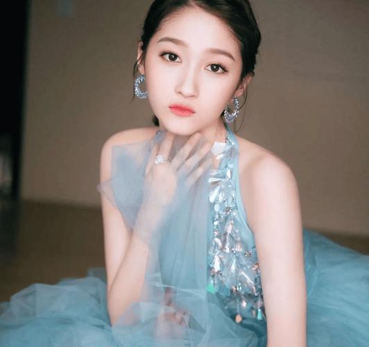 关晓彤悄悄做起了美妆博主，四分之三减龄妆真的实用吗？