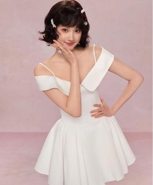 关晓彤悄悄做起了美妆博主，四分之三减龄妆真的实用吗？