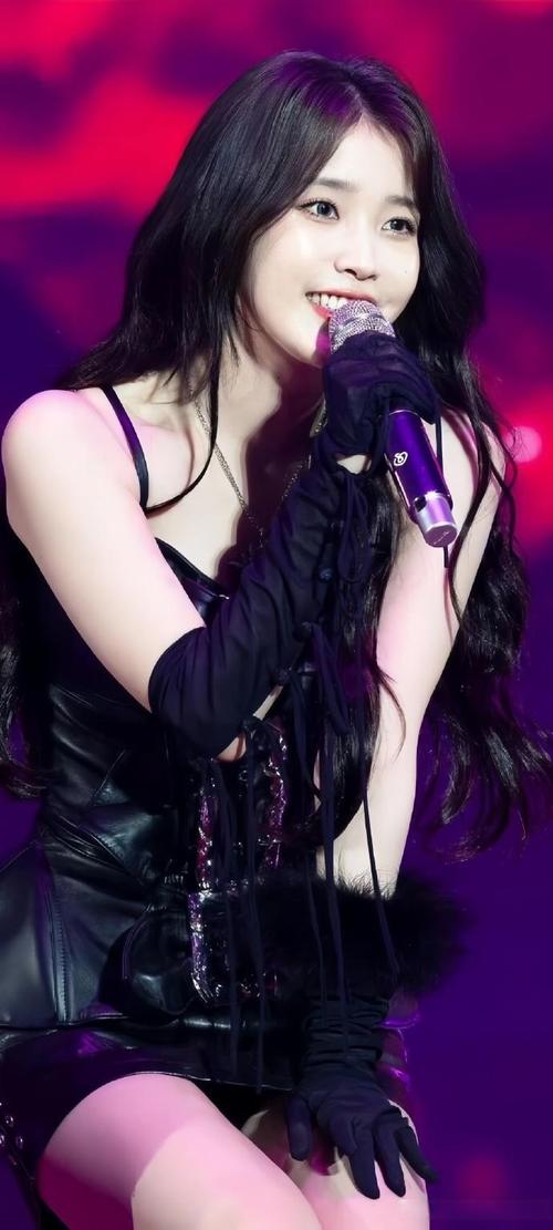 歌手IU回归,她保持水蜜桃感的细节是这个?