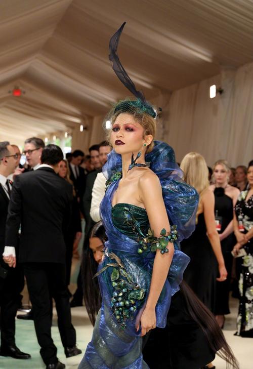 超模大咖示范圣诞季浮夸配饰