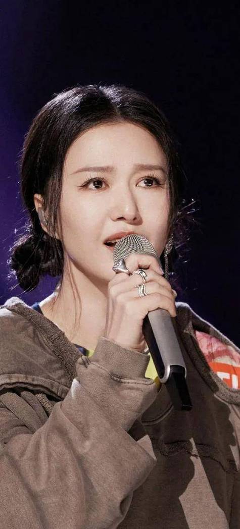 想听歌的我却被星月编发种了草，谭维维的魅力不止动人嗓音！